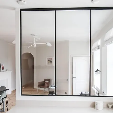 Modern In City Center! Apartment