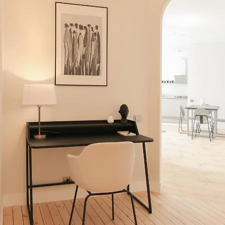 Modern In City Center!