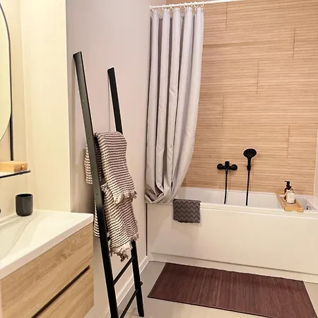Apartment Modern In City Center!